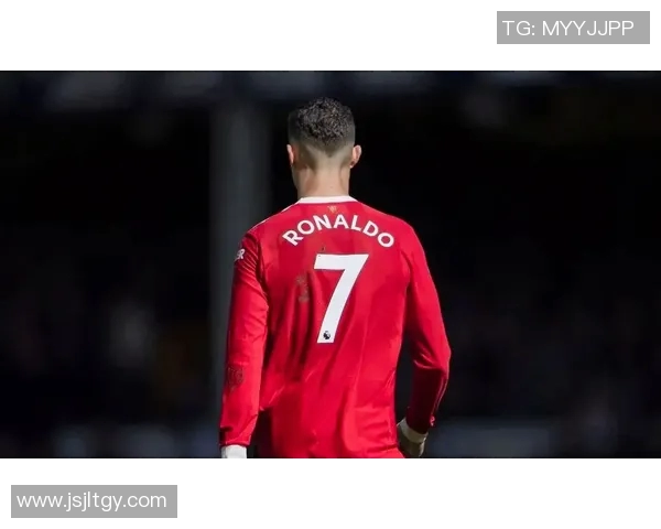 足球巨星C罗魅力无限精美海报展现传奇风采与激情瞬间