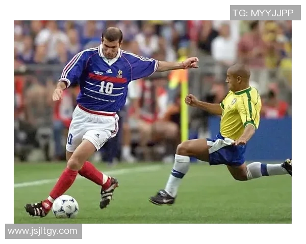 足球明星们的帅气步伐视频展现运动魅力与风采的精彩瞬间