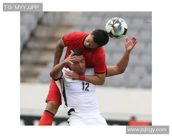 体育记者深入采访足球明星揭秘他们的训练生活与比赛心路历程