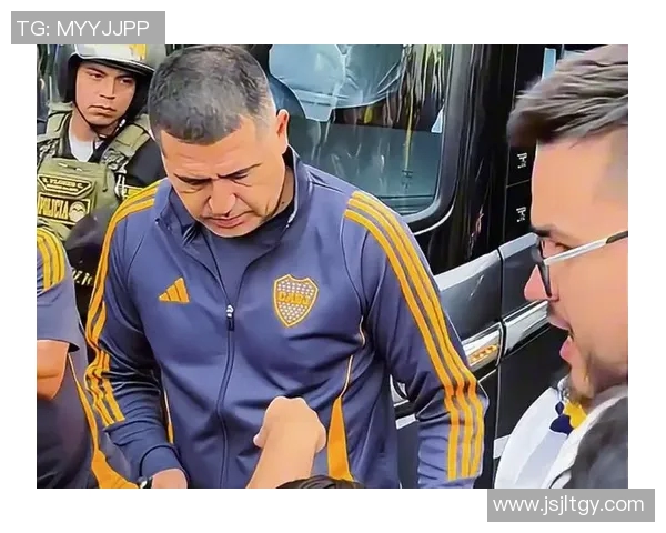 足球明星与小粉丝的温馨邂逅感动全场的瞬间