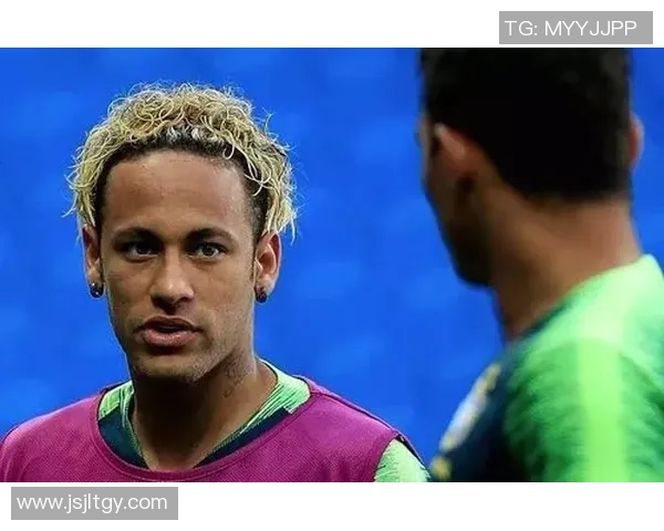 足球明星卷发女生的魅力瞬间展现与时尚风潮的完美结合 足球明星卷发女生的魅力瞬间展现与时尚风潮的完美结合